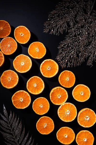 Flat Lay Cut Tangerines Decorative Silver Twigs Black Background — Free Stock Photo