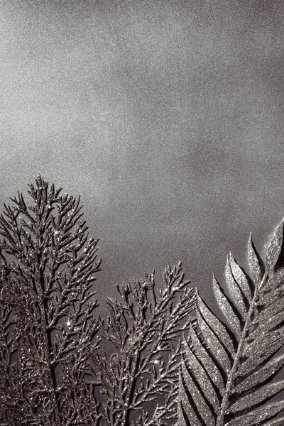 Top View Λαμπερά Διακοσμητικά Ασημένια Κλαδιά Γκρίζο Φόντο — Φωτογραφία Αρχείου