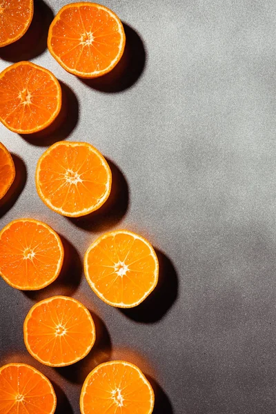 Flat Lay Com Mandarinas Dispostas Metades Sobre Fundo Cinza — Fotografia de Stock