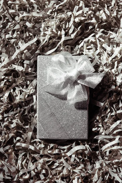 Gümüş Noel Hediyesi Üstten Görünüm Gri Kağıt Konfeti Zemin Üzerinde — Ücretsiz Stok Fotoğraf
