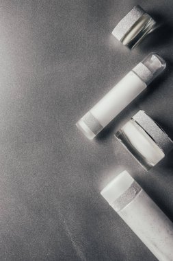 Güzellik krem ve losyon gümüş üzerinde yukarıdan görüntülemek 
