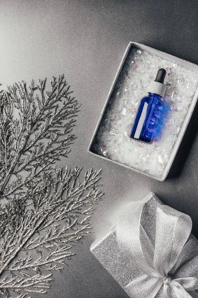 Ovanifrån Jul Presentask Med Serum Och Inredda Grenar Silver — Stockfoto