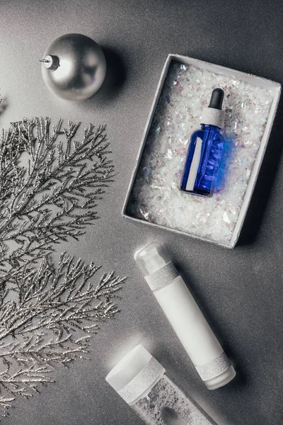 在礼品盒 化妆水 胶束水和银上圣诞球中的血清的最高视图 — 图库照片