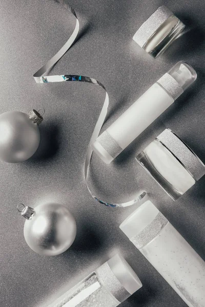 Ovanifrån Julgranskulor Menyfliksområdet Och Skönhet Behandling Utrustning Silver — Gratis stockfoto