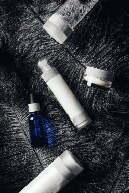 yükseltilmiş görünümünü güzellik krem, losyon, serum ve micellar su yüzeyi ile siyah tüyler tarafından gümüş kaplı 