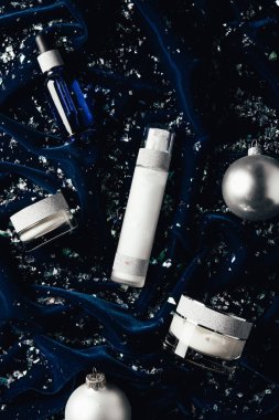 Yat serum, güzellik krem, losyon ve Noel topları kadife yüzeyi gümüş 