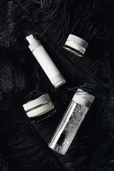 Pohled Shora Kosmetický Krém Micelární Vody Krém Povrchu Černým Peřím — Stock fotografie