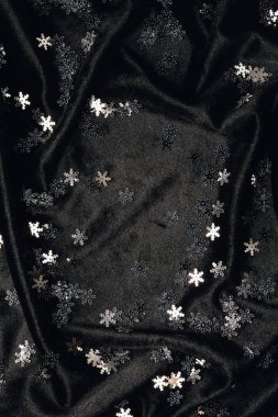 Festival arka plan siyah kumaş üzerine parlak dekoratif gümüş kar taneleri ile