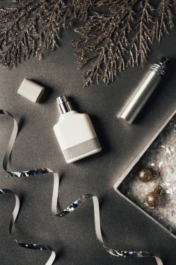Grey, parfüm, parlak şeritler ve Noel baubles üstten görünüm