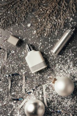 Grey şişe parfüm ve parlak Noel baubles üstten görünüm