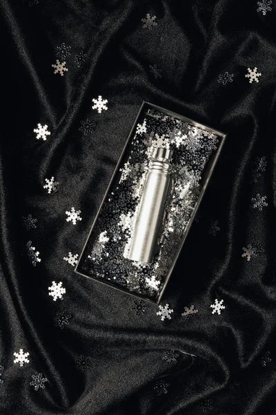 Perfume Caja Copos Nieve Decorativos Plata Brillante Sobre Tela Negra — Foto de Stock