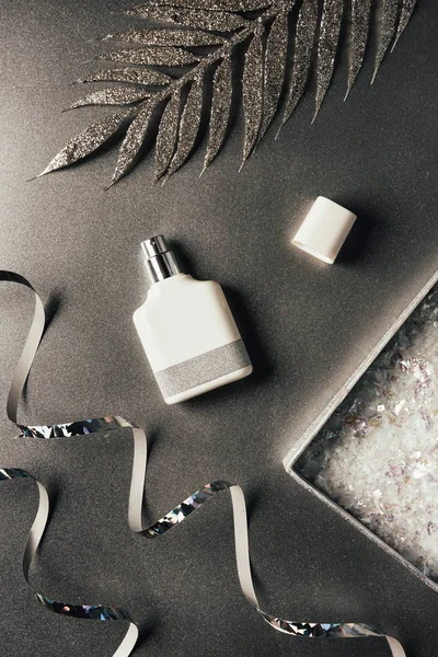 Pohled Shora Parfém Stříbrné Stuhy Lesklé Dekorativní Listy Grey — Stock fotografie