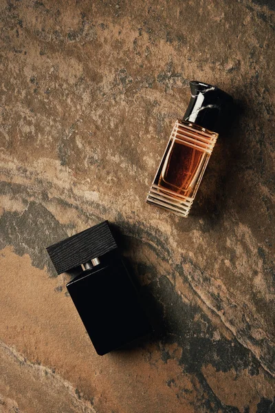 棕色风化表面的香水瓶的顶部视图 — 图库照片