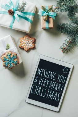 en iyi Noel görünümünü sunar, kar tanesi çerezleri ve mermer zemin üzerine ekranda 