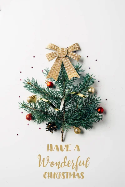 绿色松树树枝装饰作为节日圣诞树与弓在白色背景与 有一个美妙的圣诞节 灵感的最高视图 — 图库照片