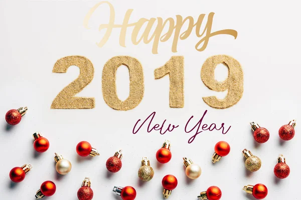 Felülnézet 2019 Arany Jel Karácsonyi Golyókat Happy New Year Betűkkel — Stock Fotó