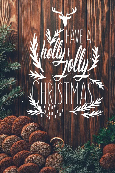 在木桌上看到美味的烤饼干和冷杉树枝 灵感来自 有一个快乐的圣诞节 — 图库照片