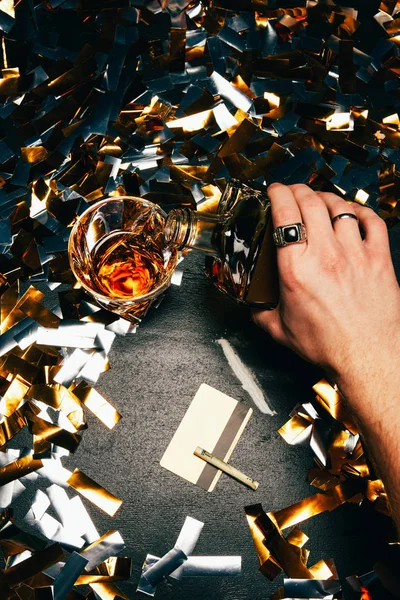 Beskuren Bild Man Hälla Whisky Glaset Nära Kokain Med Rullade — Gratis stockfoto