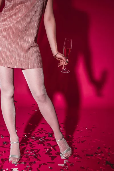 Oříznutý Obraz Ženy Šatech Stojící Konfety Sklenkou Šampaňského Party Burgundské — Stock fotografie zdarma