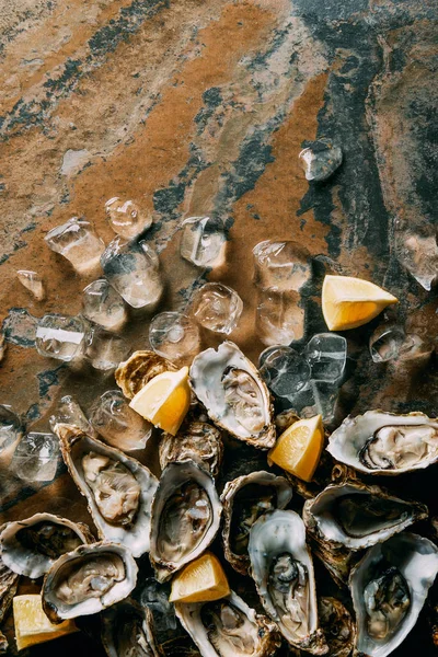 Food Composition Oysters Lemon Pieces Ice Grungy Tabletop — Free Stock Photo