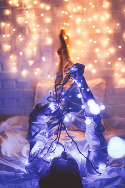 Mujer Pijama Descansando Cama Con Luces Navidad Alrededor — Foto de Stock
