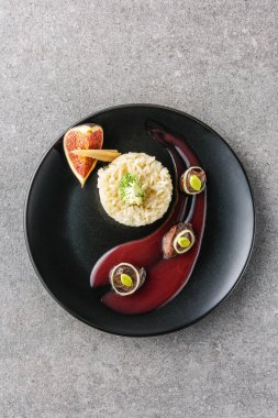 siyah plaka üzerinde pirinç, brokoli, incir ve soslu kızarmış et Üstten Görünüm 