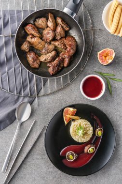 siyah plaka ve tavada kızarmış et pirinç, brokoli, incir soslu Üstten Görünüm