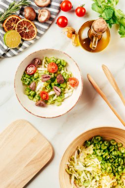 petrol, cherry domates, limon ve mantar şişe salata, lahana ve kereviz kase Üstten Görünüm 