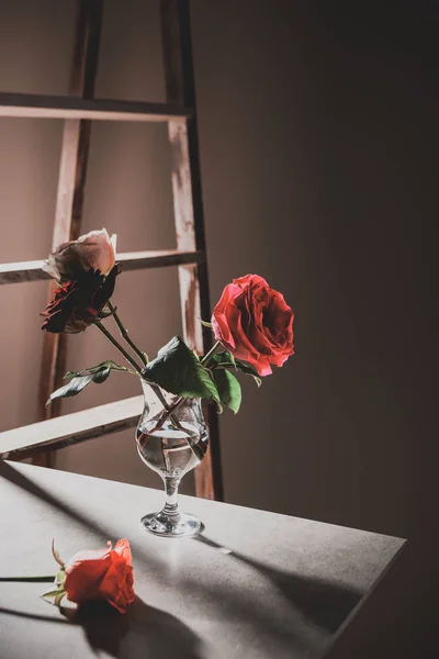 Vermelho Rosa Flores Copo Vinho Mesa Pedra Com Escada Madeira — Fotografia de Stock