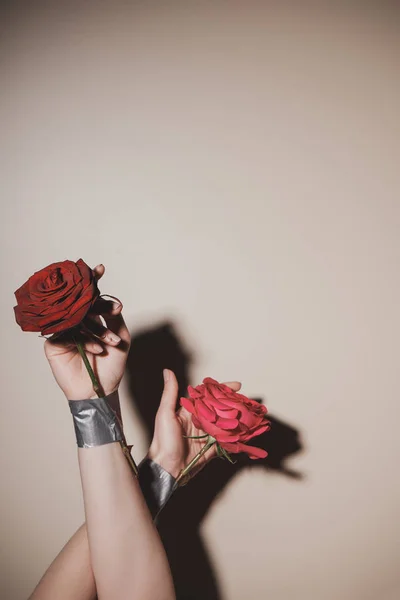 Vista Parcial Mujer Con Flores Rosa Roja Grabadas Sobre Fondo — Foto de Stock