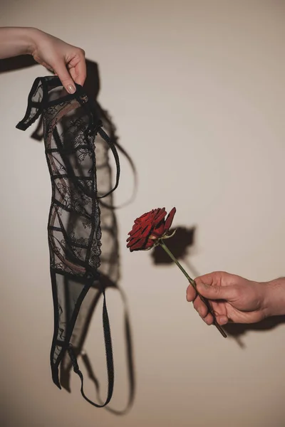 Частковий Вид Жінки Чоловіка Тримає Червону Троянду Квітка Мереживо Бюстгальтер — стокове фото