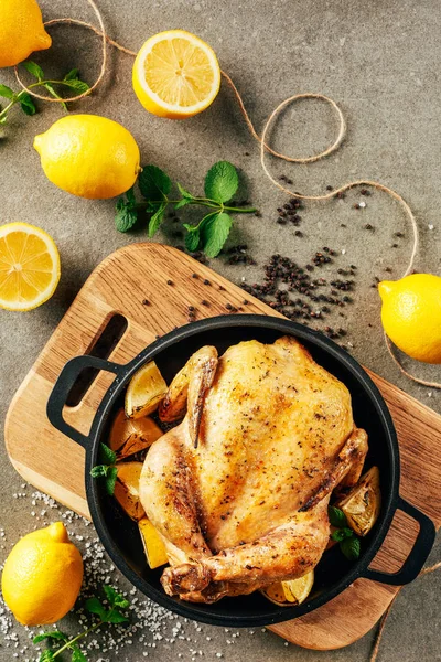 Top View Fried Chicken Griddle Pan Lemons Greenery — Stock Photo, Image