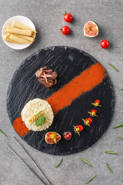 Ansicht Von Reis Brokkoli Feigen Und Gebratenem Fleisch Auf Schwarzem — Stockfoto