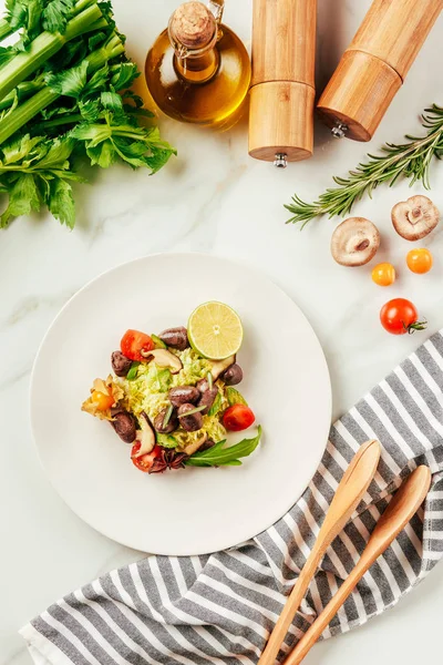 Salad Piring Putih Dengan Botol Minyak Tomat Ceri Kapur Dan — Stok Foto