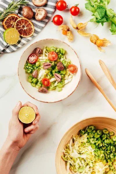 Vista Parcial Mujer Sosteniendo Lima Ensalada Mesa — Foto de Stock