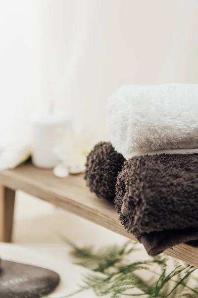 Foco seletivo de arranjo de acessórios de tratamento de spa com toalhas em fundo branco — Fotografia de Stock