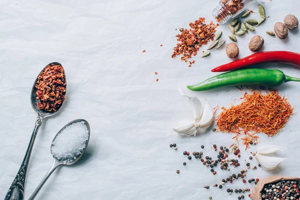 Vista superior de especiarias e legumes na mesa branca — Fotografia de Stock