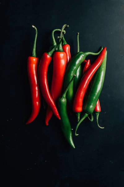 Vista superior de pimentas vermelhas e verdes na mesa — Fotografia de Stock