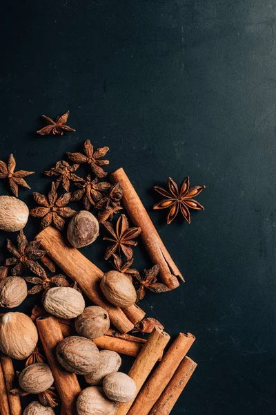 Top view of carnation, cinnamon sticks and nutmegs on table — Stock Photo