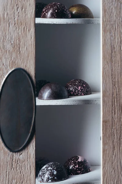 Vista de cerca de diferentes caramelos de chocolate en los estantes - foto de stock