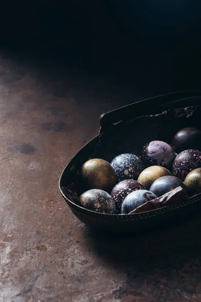 Pilha de diferentes doces de chocolate em cesta de metal na mesa — Fotografia de Stock