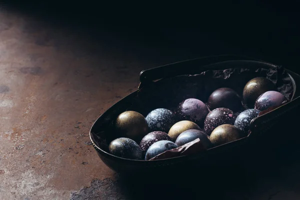 Vue rapprochée de pile de différents bonbons au chocolat dans le panier en métal — Photo de stock