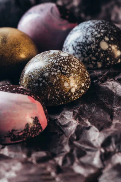 Vista close-up de pilha de diferentes doces de chocolate no invólucro amassado — Fotografia de Stock