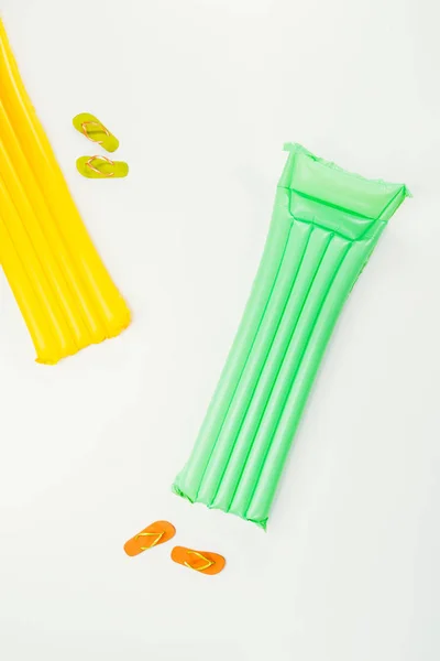 Vue de dessus des matelas de bain et des tongs isolés sur blanc — Photo de stock