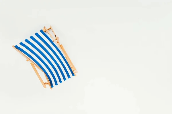 Vista superior de una sola silla de playa a rayas aislada en blanco - foto de stock