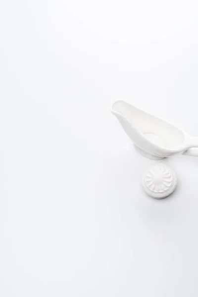 Vue de dessus du bateau de sauce de porcelaine blanche sur la table blanche — Photo de stock