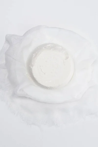 Верхний вид на вкусный творог на сыре на белом столе — стоковое фото