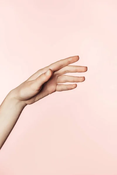 Imagen recortada de la mujer gesto a mano aislado sobre fondo rosa - foto de stock