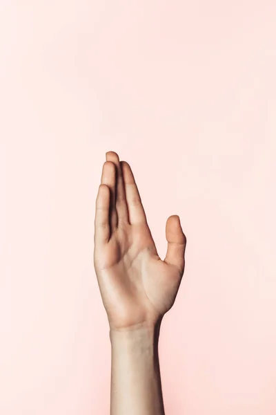 Visão parcial da mulher gesticulando à mão isolada sobre fundo rosa — Fotografia de Stock