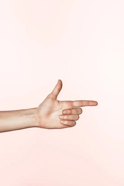 Imagem cortada de mulher apontando por dedo isolado no fundo rosa — Fotografia de Stock